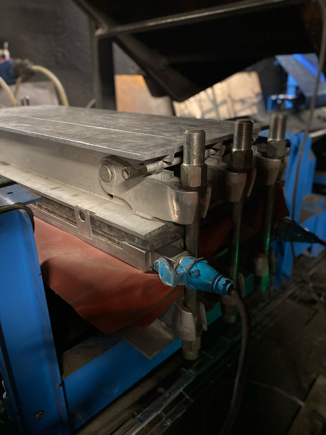 Water-bag vulcanizing press